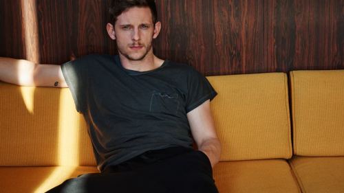 Jamie Bell fotografiado por Blair Getz Mezibov, estilismo de Dan May para The Journal de Mr Porter.T