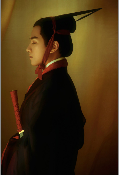 Historical accurate traditional Chinese fashion in Western Han dynasty. Garments: 长冠cháng guàn(汉高祖刘邦