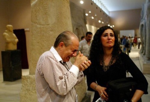 thatlittleegyptologist: shako-makko: Iraqi man cries bitterly at the British Museum when he sees his