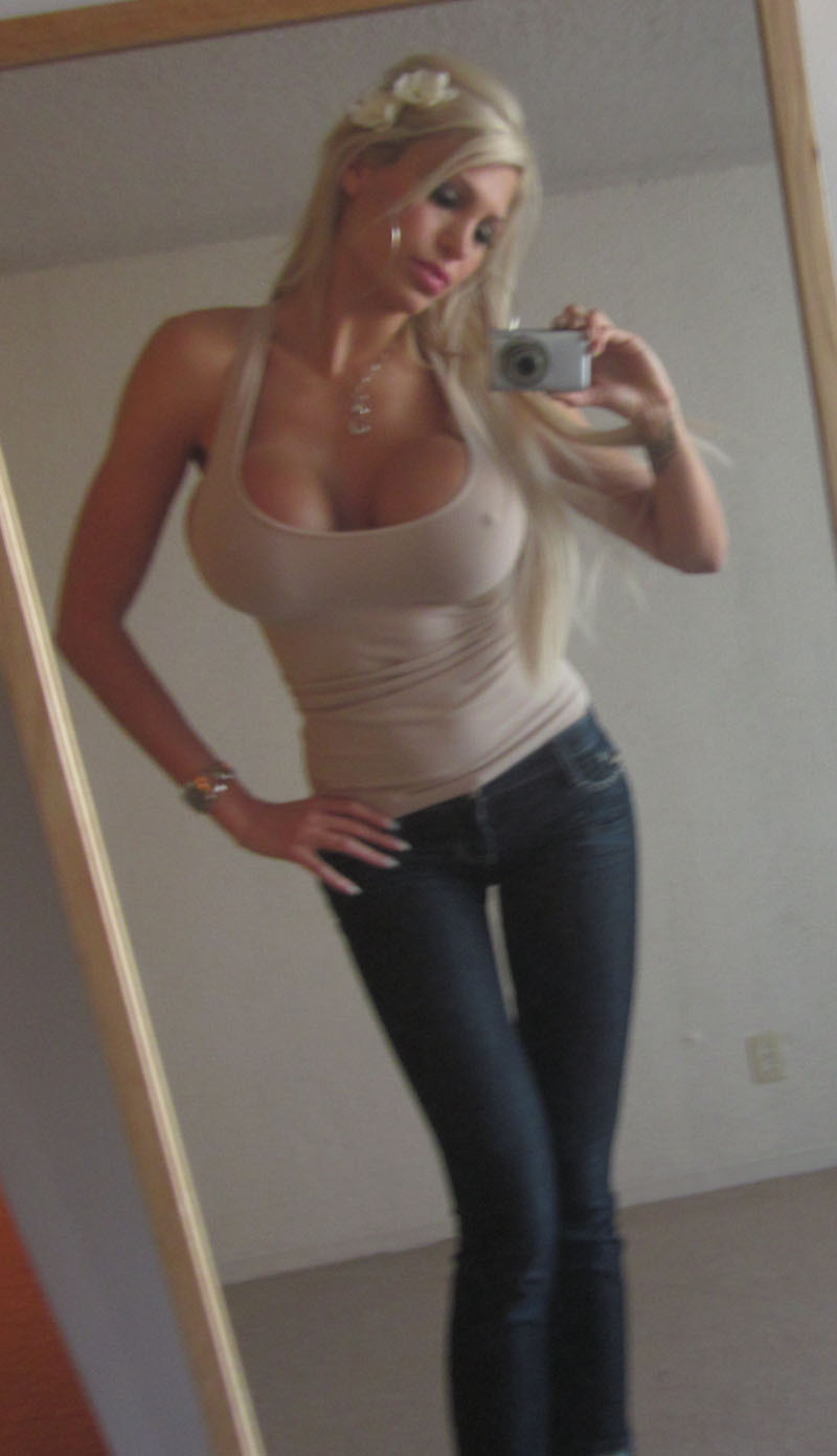 trophyfemales:  Another selfie for man away on business. He was right in suggesting