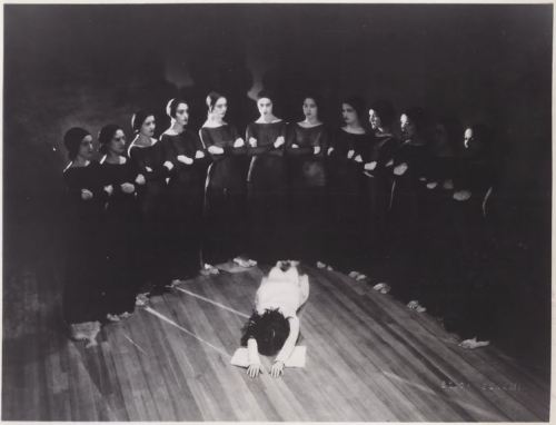 realityayslum: Martha Graham &amp; her dancers in Heretic (1929) Photographs 1-3 by Soichi Sunam