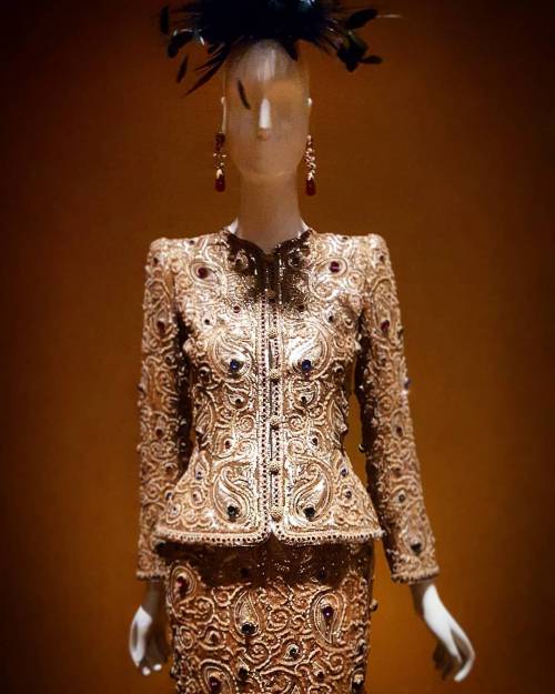 #gold #bedazzled #bejewelled #encrusted #jacket #headdress #YSL #yvessaintlaurent #fashion #design #