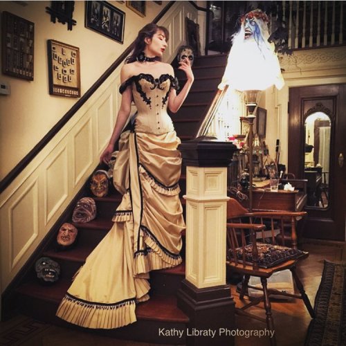 ladylovelie:  Another image of my beloved Halloween gown by V couture and Alice Corsets 💛🎃✨💛   #waywardvictoriangirls #ballgown #periodcostume #bustlegown#victorian#steampunk #steampunkfashion #neovictorian #gothmodel #modeling #alternative