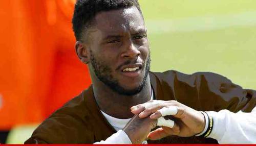 dontshownobodyy:  Davone Bess, wide receiver for the Cleveland brown’s, tweeted this picture by accident before quickly deleting it  