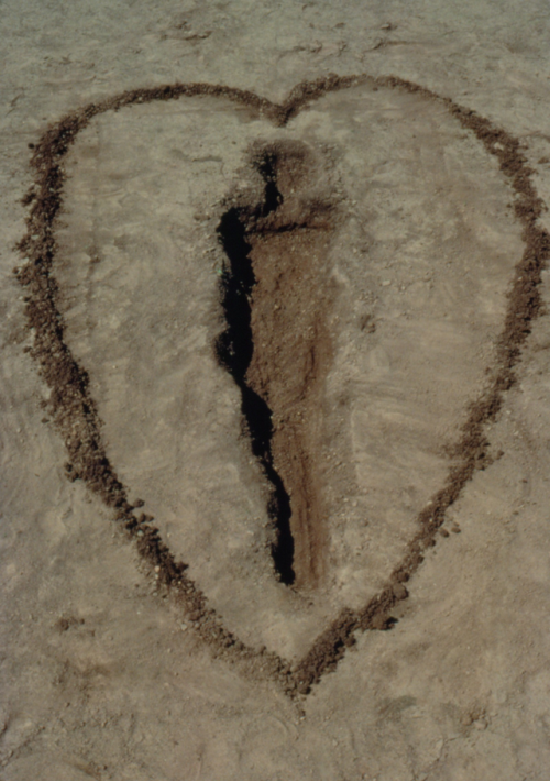 sculptores: Ana Mendieta - Silueta in sand with heart