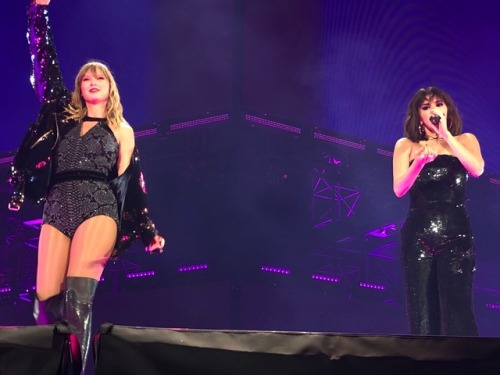 Taylor &amp; Selena. ❤️❤️❤️❤️❤️❤️❤️❤️❤️❤️❤️❤️❤️ 2018.05.19 Reputation Stadium Tour Pasadena Nigh