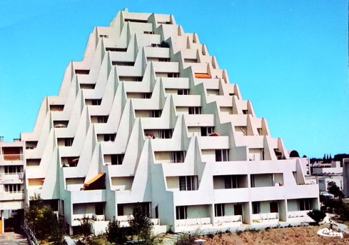 retrogeographie: La Grande-Motte, immeuble le Babylone.