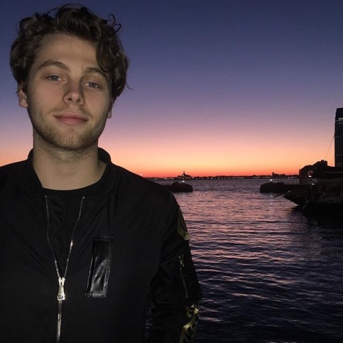 gloomgirlxx: // Luke Hemmings //