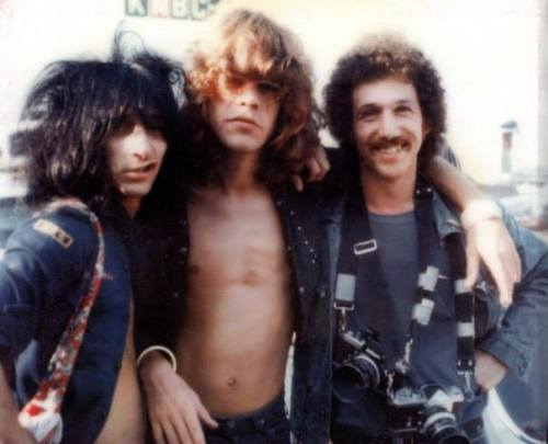 1973 Johnny Thunders, David Johansen, and Bob Gruen in Burbank, California. Photo by Nadya Beck.