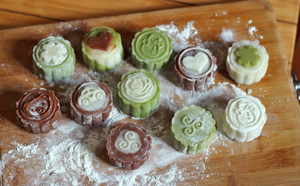 xiaopa25:  afternoon handmade-moon cake the Mid-Autumn Festival is coming ;)