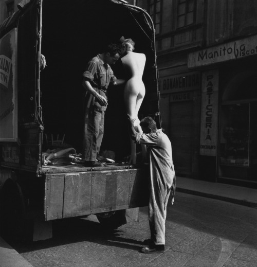 greeneyes55: Milan 1949 Photo: Elliott Erwitt  Zoé déménage…?