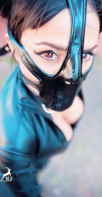 zippedinlatex:  I really need this muzzle.