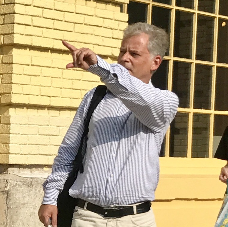 dilferotica:  daddiesonthego:  Confident DuPont Circle Daddy giving out directions