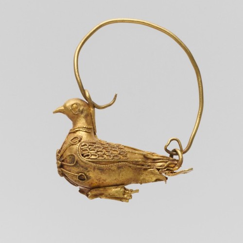 hellenicdreams:A Hellenistic gold earring in the shape of a dove.2nd century BCEMet Museum: 25.78.41