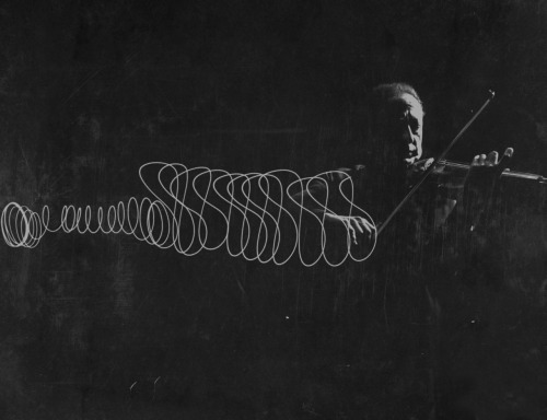 jonasgrossmann: gjon mili… jascha heifetz playing in mili’s darkened studio as light attached to his