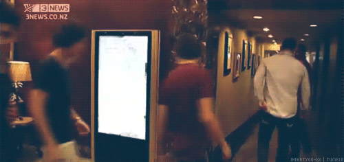 unfriendlyindianhottie:  unfriendlyindianhottie:  remember when louis tripped in