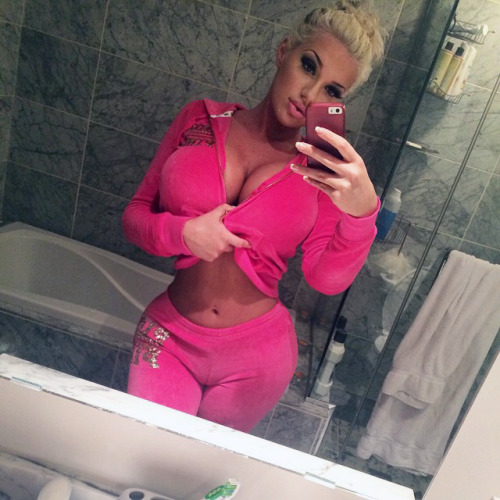 bimboschool:a great bimbo selfie, perfect hourglass figure, great cleavage and perfect makeup:)