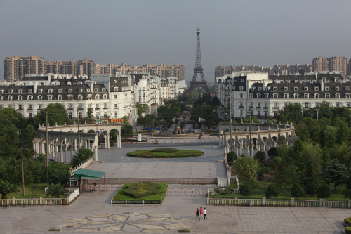 sixpenceee:  Tianducheng is a Paris look alike city located in China. This area has been in work since 2007 but to this day it remains uninhabited and completely abandoned. The lack of people is mostly attributed to its odd location. Tianducheng is