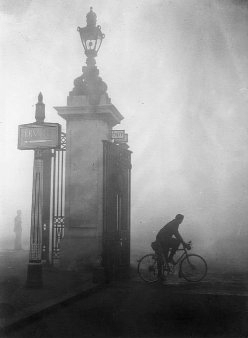 wehadfacesthen:Londoners carrying on during the Killer Fog of 1952 (AKA The Great Smog). It lasted 5
