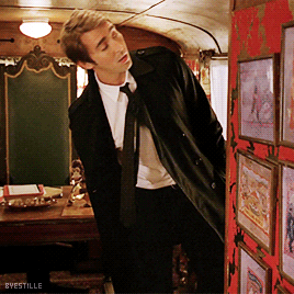 byestille:  Pushing Daisies 2x02: Circus, Circus  Ned being too tall for the trailer (◡‿◡✿) For kylesimmoms  