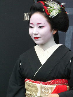 geisha-kai:  Maiko Suzuha during her sakkou stage by Nullumayulife on Flickr She’s now a retired geiko