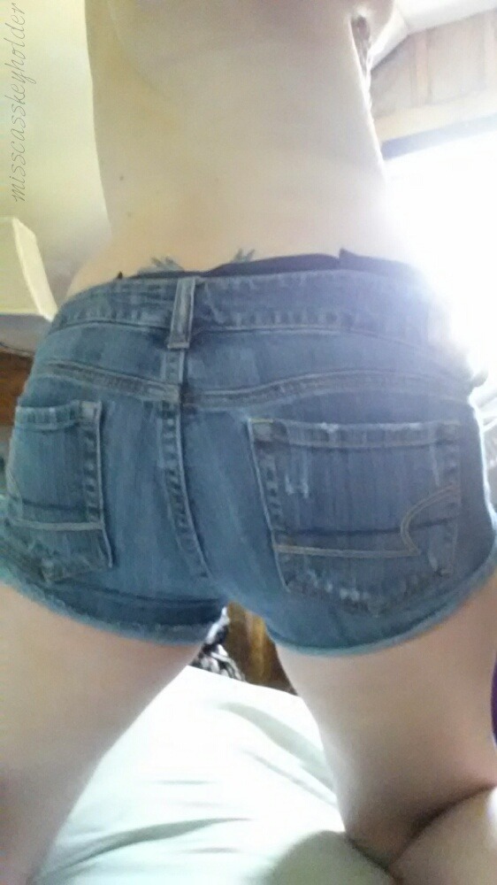 misscasskeyholder:  Just wanted to show off my brand new extra tight denim cutoffs