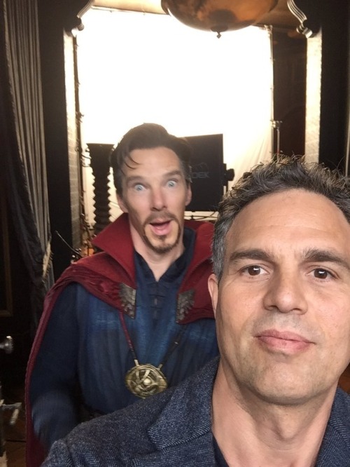 elennemigo:221bcumberb:So funny!!SourceDoctor Strange photobombing Mark Ruffalo!!????*deaded*