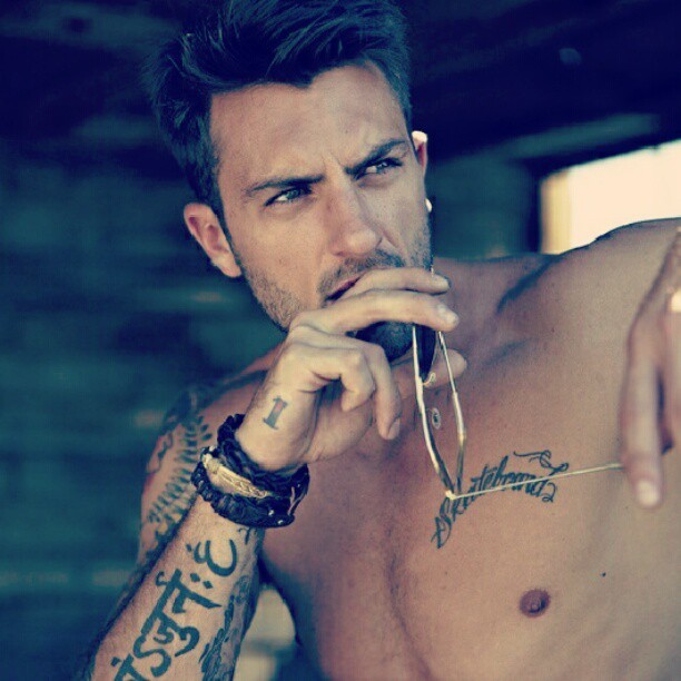loveforthelife:  #Man #Sexy #Tattos #Glasses #Imperious 