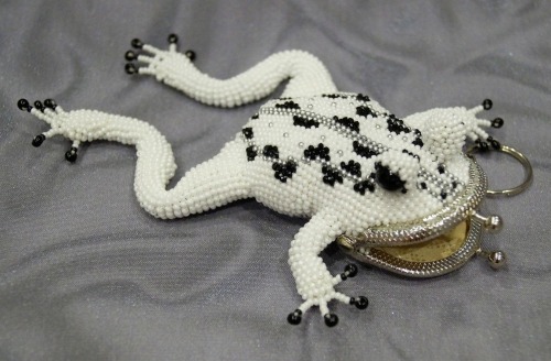 sosuperawesome:Beaded Frog PursesAirinkarotw on Etsy 