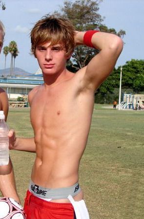 brosgivemeboners:  in a perfect world, every boy who looks like this would always display his armpits like this