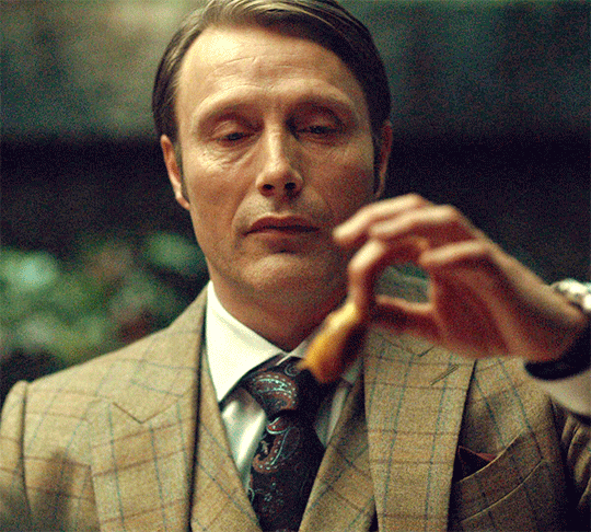 allionne:  2nd last gif. Hannibal almost loses his grip on the darn thing because