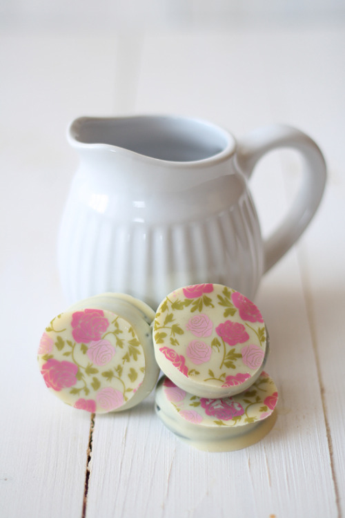 thecakebar:Decorated Chocolate Dipped Oreos {click link FOR FULL tutorial}