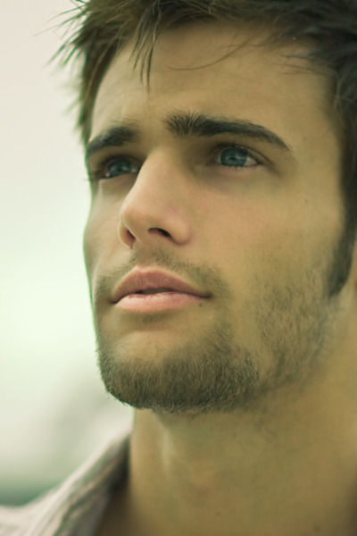 jacktwister:  THOSE EYES…THOSE LIPS…THAT SCRUFFY CHIN.  