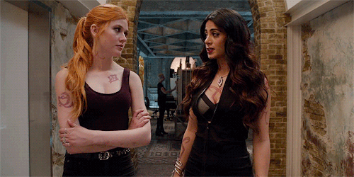 magnusedom:Clary Fairchild and Isabelle Lightwood in Shadowhunters: 1x05 “moo shu to go”