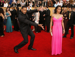 chauvinistsushi:  bedhead-and-cigarettes:  finalblessing:  will smith everybody  he’s so aggressively proud and determined to direct attention to his wife and son. first he’s like, LOOK AT THIS BEAUTY AND STRENGTH AND POWER AND SHE AGREED TO MARRY