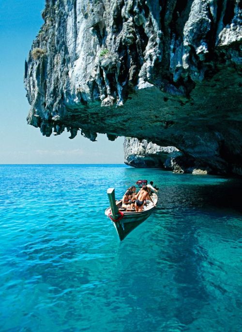 tropical-2610:  opticallyaroused:  Ko Phi Phi Don, Thailand  more tropics here ☀️