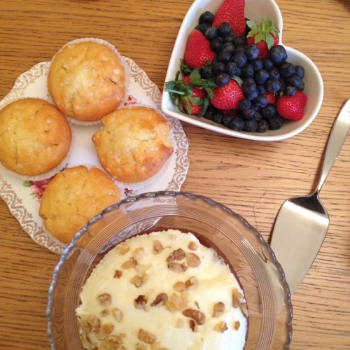 Tea, cakes and fruit with the girls @lauracliss @missabbsy #cakes #friends #fruit #tea #catchup #lov