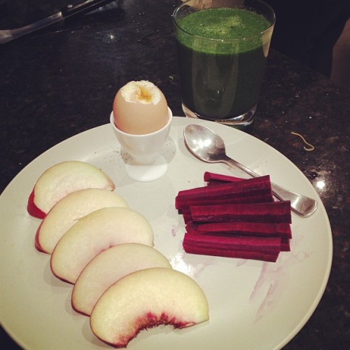 Post #workout #dinner #protein shake+softboiled egg+peach+original purple carrot + #greensmoothie #instafood #cleaneating #fitspo #yum