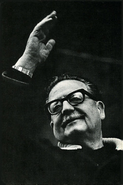 yo-elegi-vivir-contento:  Y es que el doctor Allende, formado en los ideales democráticos y libertarios de la masonería, tenía un profundo sentido ético y estético, valores que -a final de cuentas- son caras de la misma moneda. Porque un país con