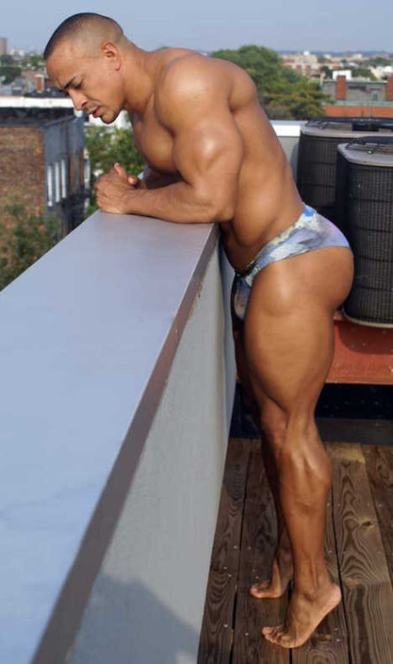 welcometomuscleville:  “Come on up. The door’s unlocked and I’m just relaxing after a grueling workout.” 