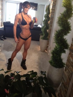 healthyhappysexywealthy:  Michelle Lewin