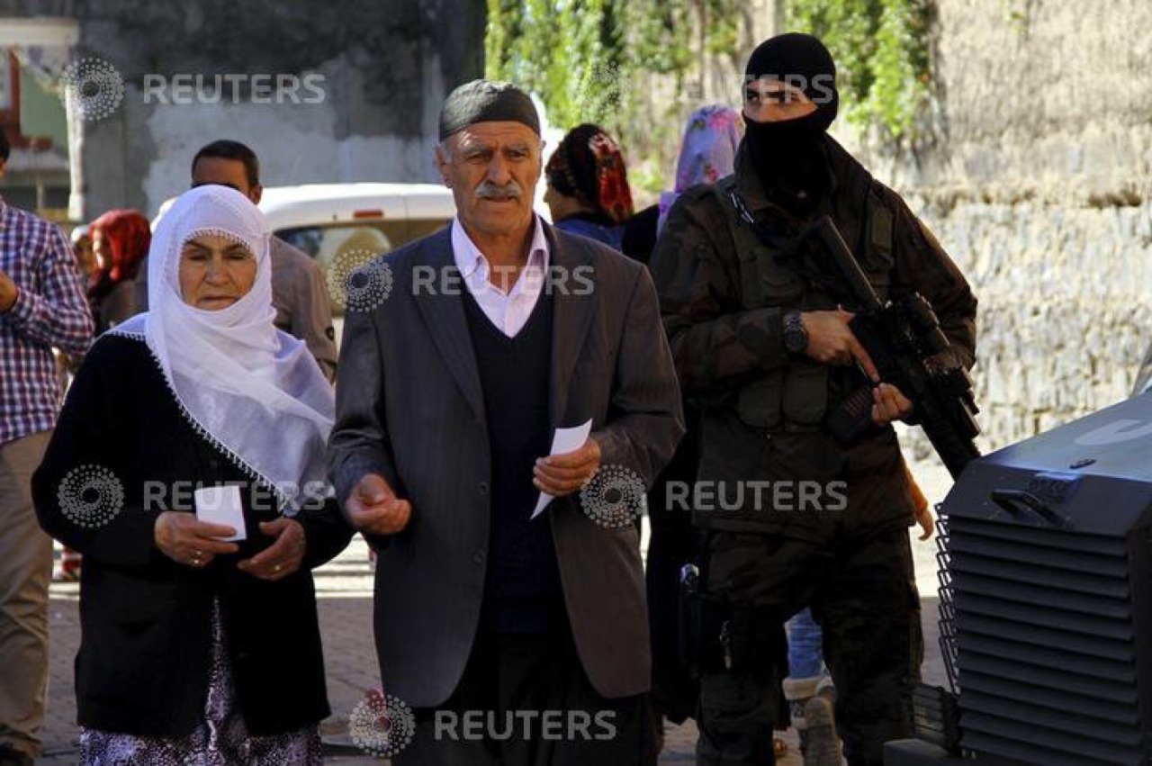 streetartlerin:  tell-me-v:  quzelqort:  sessizsakindingin:  Kurdistan is voting