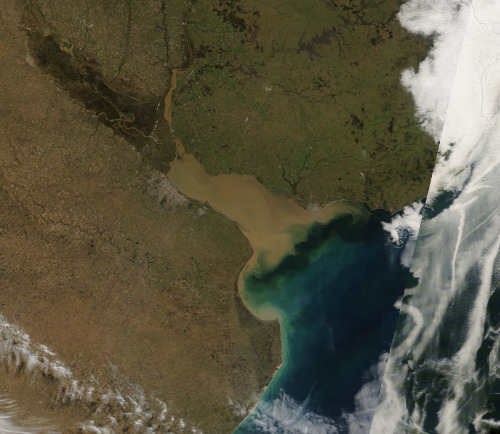 The Río de la Plata Estuary, between thecountries of Uruguay (north) and Argentina (south), where th