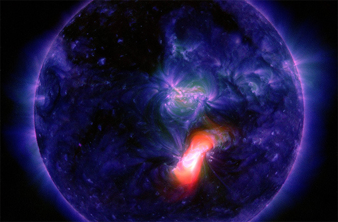 discoverynews:  Sun Blasts Flare at Earth: New Year’s Eve Storm?On Monday (Dec.