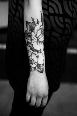 sadness-here:  xsmilex-stuff:  determinate:  personal/vertical/love ♥  Love This  Black&amp;white »soft macabre »tattoos 