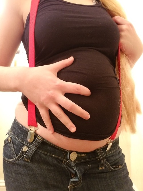 little-stuffed-tum:Not stuffing tonight but playing with my tummy while is squishy and not tight