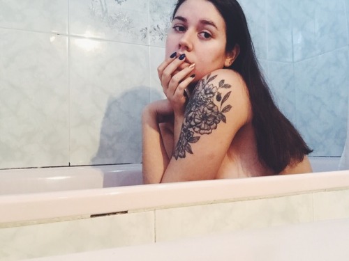 nakedpersephone:  Hey tumblr, long time no see, what’s good? (Yes, it’s me in that bathtub that went semi viral all those years ago 