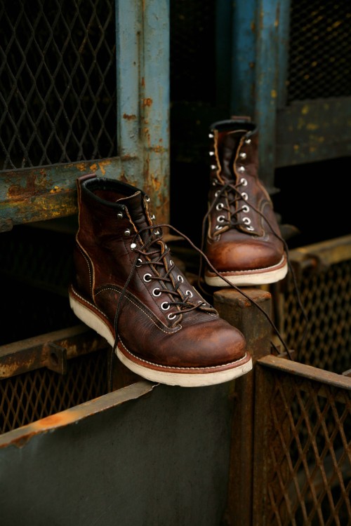 red-wing-shoes-taiwan:  Red Wing - Heritage Work, Lineman Boots #2906 in Briar “Oil Slick” Leather. 在高空架設電纜的工作可以說是20世紀初最危險的工作之一。據說，每三個鋪線工人便有一個在工作時意外身亡。因此，鋪線工人的裝備必須符合高規格的安全標準，。他們選擇的工作靴，是採Lace-to-Toe這種鞋帶綁至接近鞋頭的設計，以確保鞋子的服貼。這個款式在1940年代初的Red