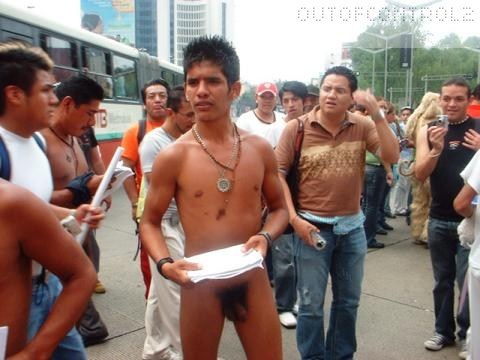 chicosmexicanosalxtremo:  Amateurs  Protesta al desnudo en el DF