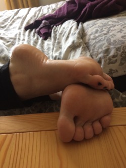 ellessexyfeet:  Trying to watch Netflix…